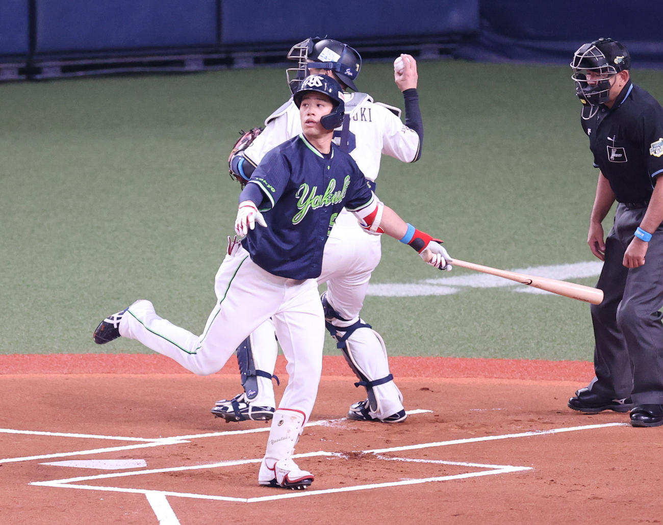 オリックス対ヤクルト　1回表ヤクルト無死、空振り三振に倒れる塩見（撮影・清水貴仁）