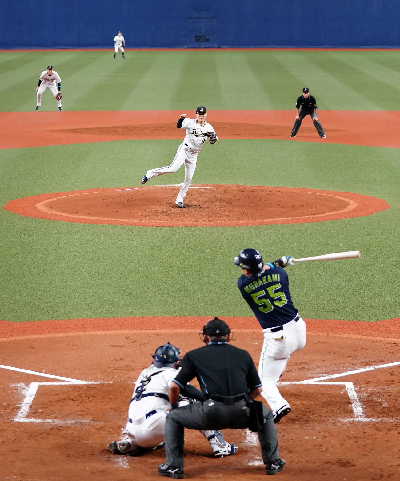 オリックス対ヤクルト　3回表ヤクルト2死一、二塁、村上（手前）から空振り三振を奪う山本（撮影・江口和貴）