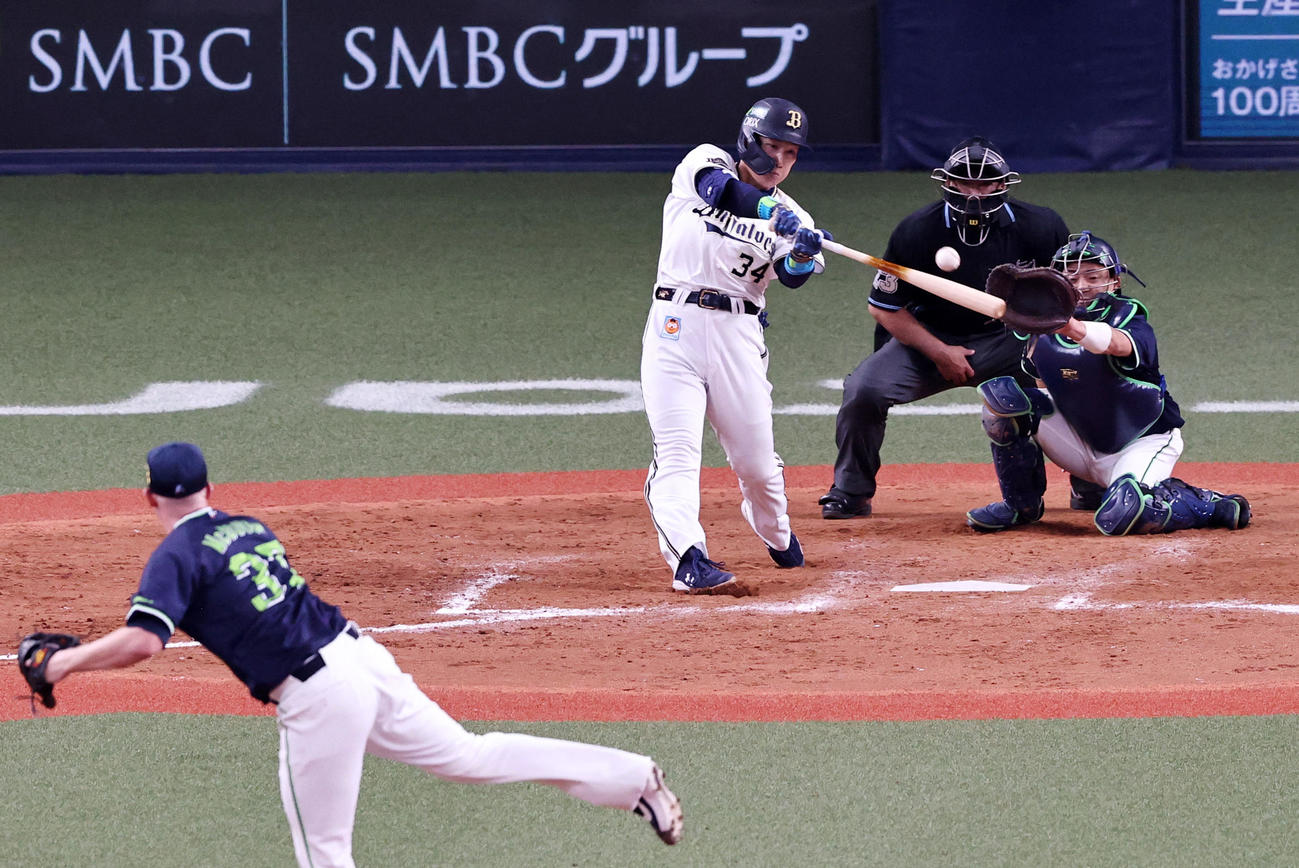 9回裏オリックス無死一、二塁、吉田正は中越えにサヨナラ適時打を放つ。投手はマクガフ（撮影・加藤哉）