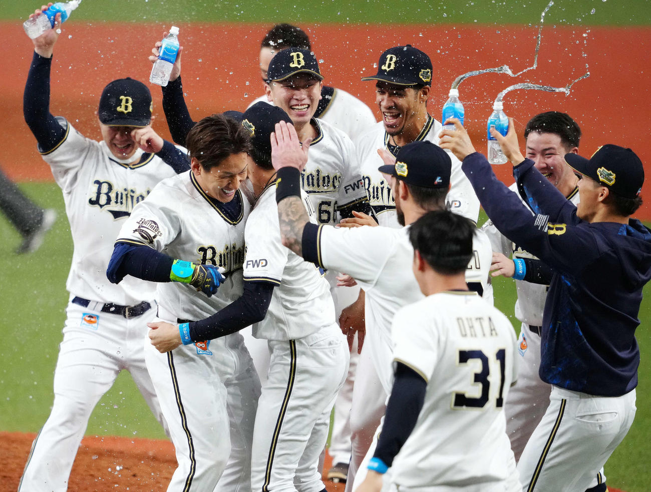 9回裏オリックス無死一、二塁、サヨナラ適時二塁打を放ち歓喜する吉田正（左から2人目）。右端は山本（撮影・江口和貴）