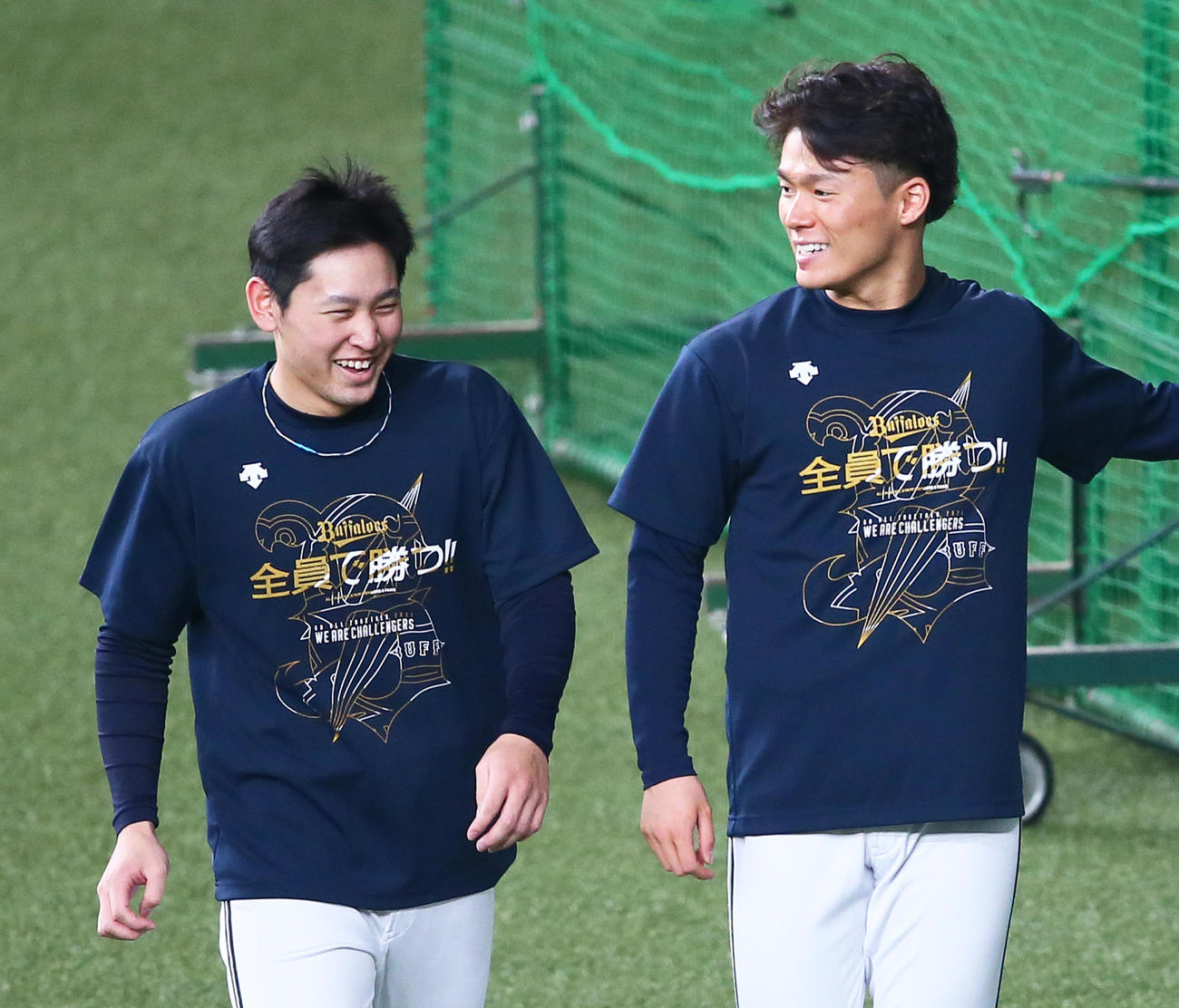 試合前、笑顔を見せるオリックスの宮城（左）と山本（撮影・足立雅史）