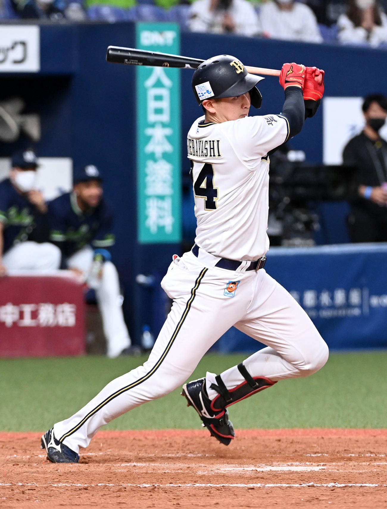 オリックス対ヤクルト　9回裏オリックス無死、紅林は右前打を放つ（撮影・前岡正明）