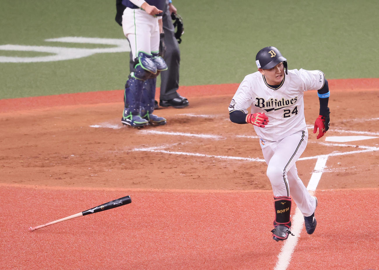 オリックス対ヤクルト　2回裏オリックス2死一塁、中前打を放つ紅林（撮影・足立雅史）