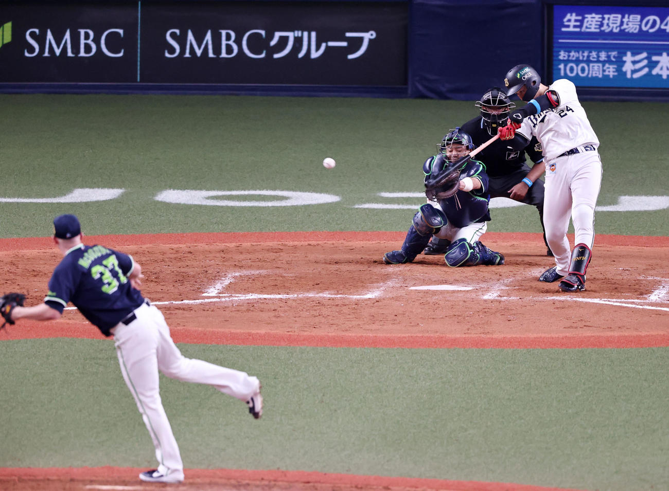 オリックス対ヤクルト　9回裏オリックス無死、紅林は右前打を放つ。投手はマクガフ（撮影・加藤哉）