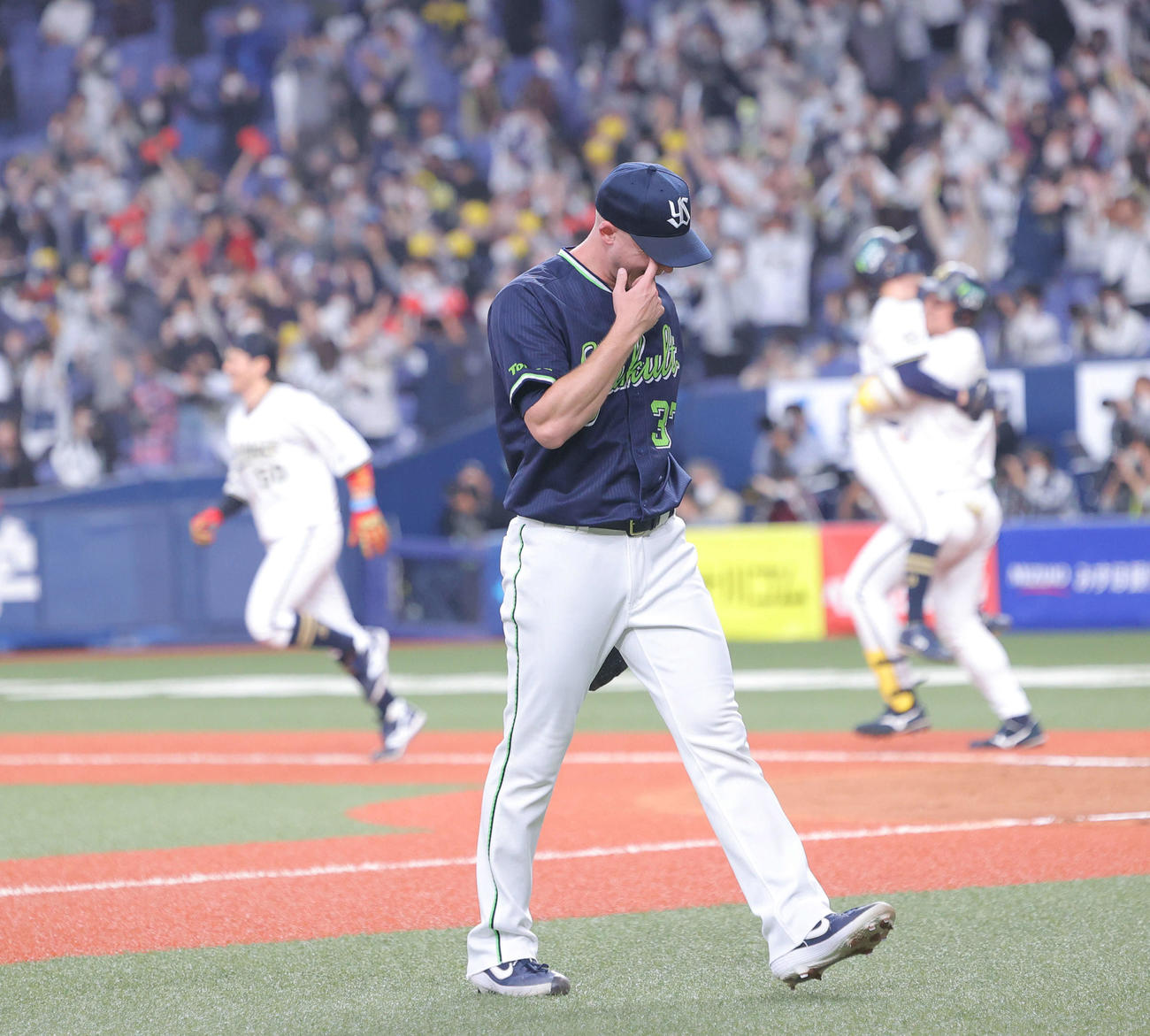 オリックス対ヤクルト　　オリックスにサヨナラで敗れ、ベンチに戻るマクガフ（撮影・河田真司）
