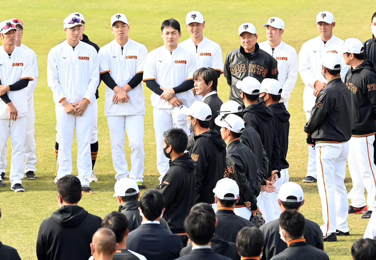 選手の前であいさつする小笠原道大コーチ（2021年11月16日撮影）