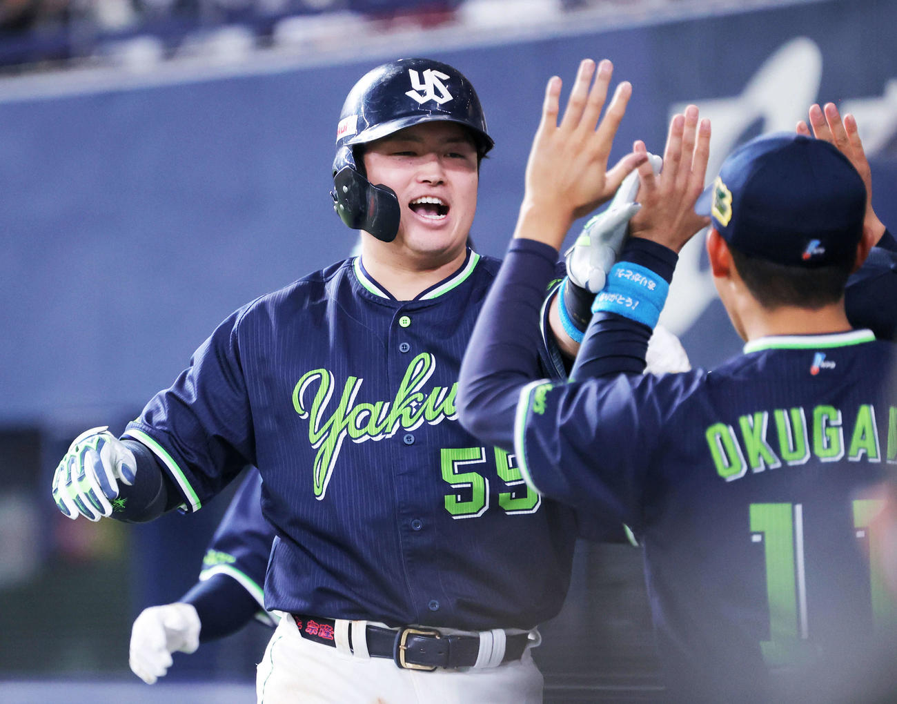 オリックス対ヤクルト　8回表ヤクルト無死一塁、中越え2点本塁打で生還し、奥川（手前）らナインに迎えられる村上（撮影・河田真司）