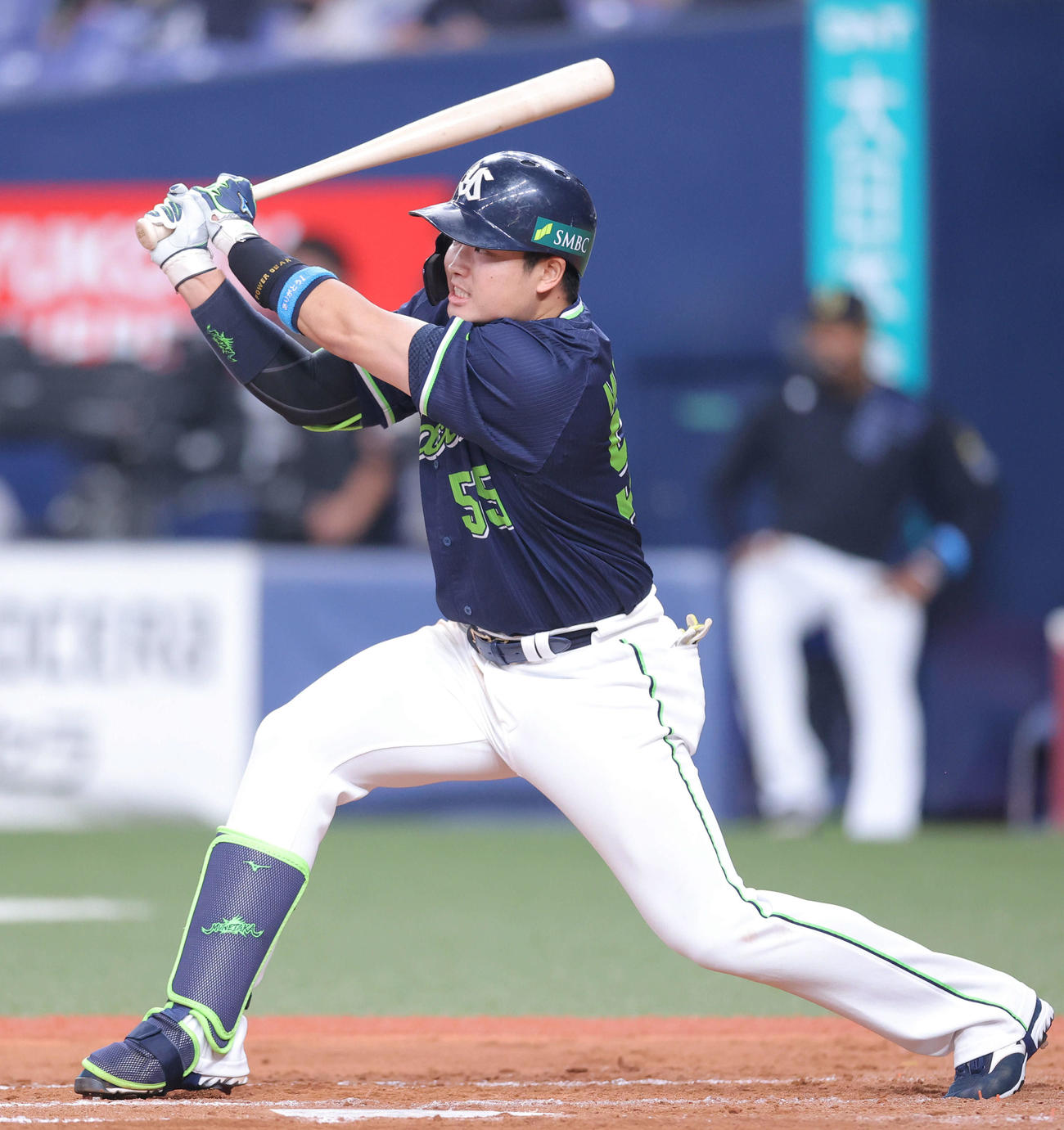 オリックス対ヤクルト　8回表ヤクルト無死一塁、中越え2点本塁打を放つ村上（撮影・河田真司）