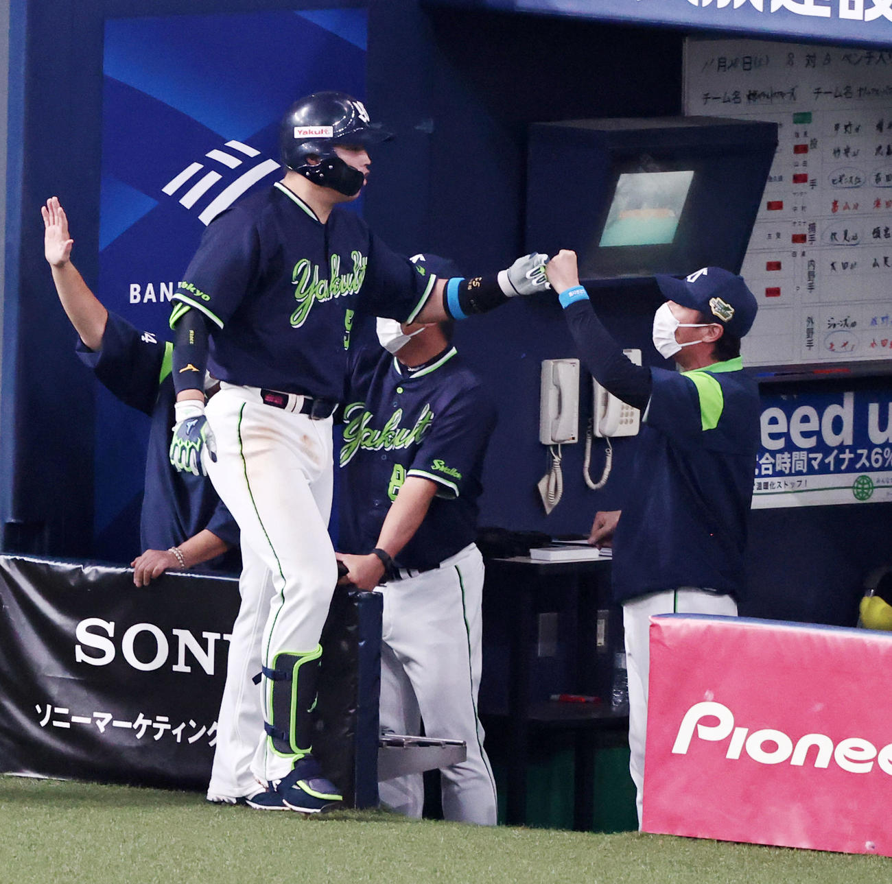 オリックス対ヤクルト　8回表ヤクルト無死一塁、中越え2点本塁打を放った村上（左）をベンチで迎える高津監督（撮影・加藤哉）