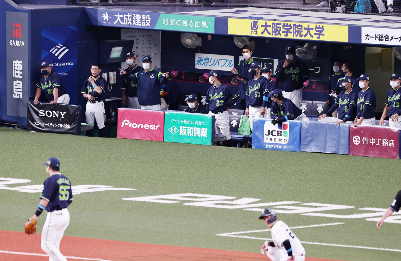 オリックス対ヤクルト　9回裏オリックス無死一、二塁、マクガフが福田の打球を三塁へ送球するが野選となりセーフ判定にベンチでリクエストポーズを見せる高津監督だが…（撮影・加藤哉）