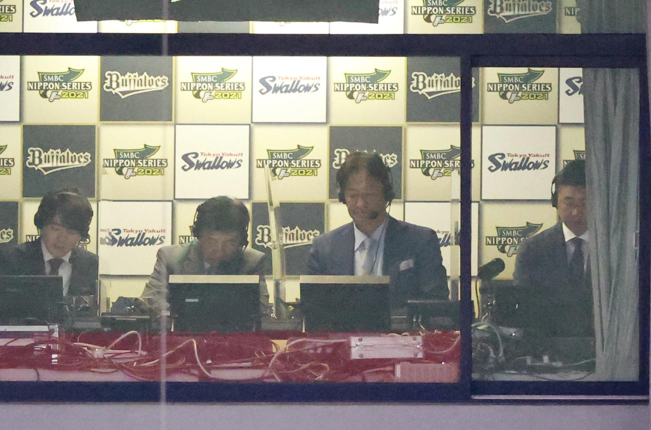 オリックス対ヤクルト　ネット裏の放送ブースから日本シリーズ第1戦のゲスト解説をする松坂氏（右）。左は中日の片岡2軍監督（撮影・加藤哉）