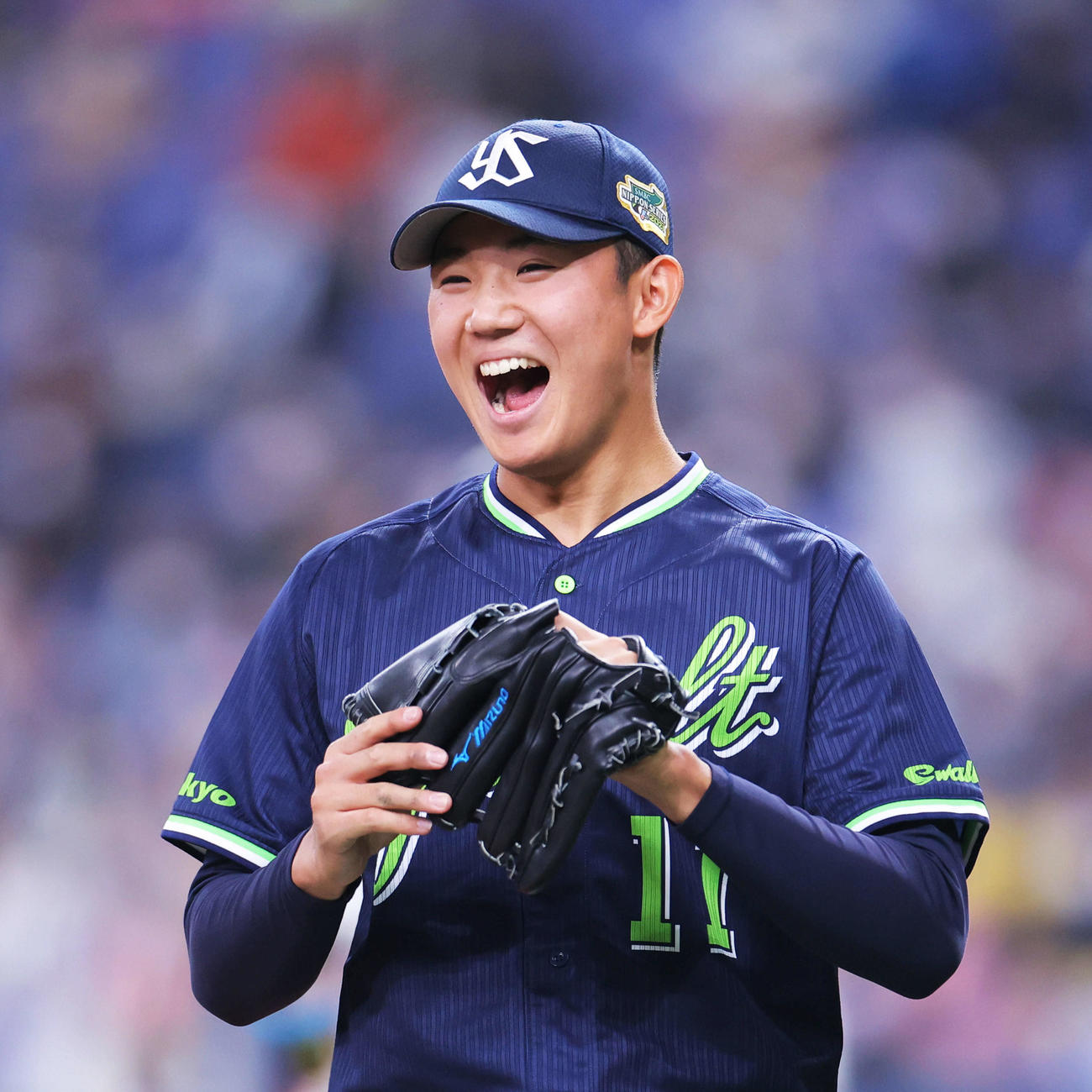 オリックス対ヤクルト　5回裏を抑え、笑顔でナインを迎える奥川（撮影・河田真司）