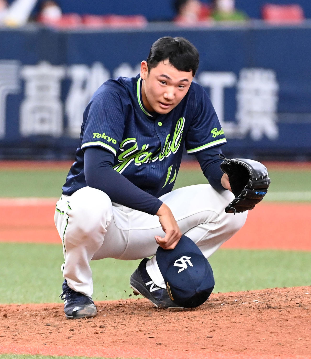 オリックス対ヤクルト　7回裏オリックス1死、代打のモヤに右中間へ本塁打を打たれしゃがみ込む奥川（撮影・前岡正明）