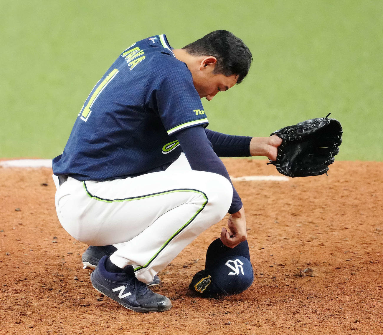 オリックス対ヤクルト　7回裏オリックス1死、モヤに同点ソロ本塁打を浴びてしゃがみ込む奥川（撮影・江口和貴）