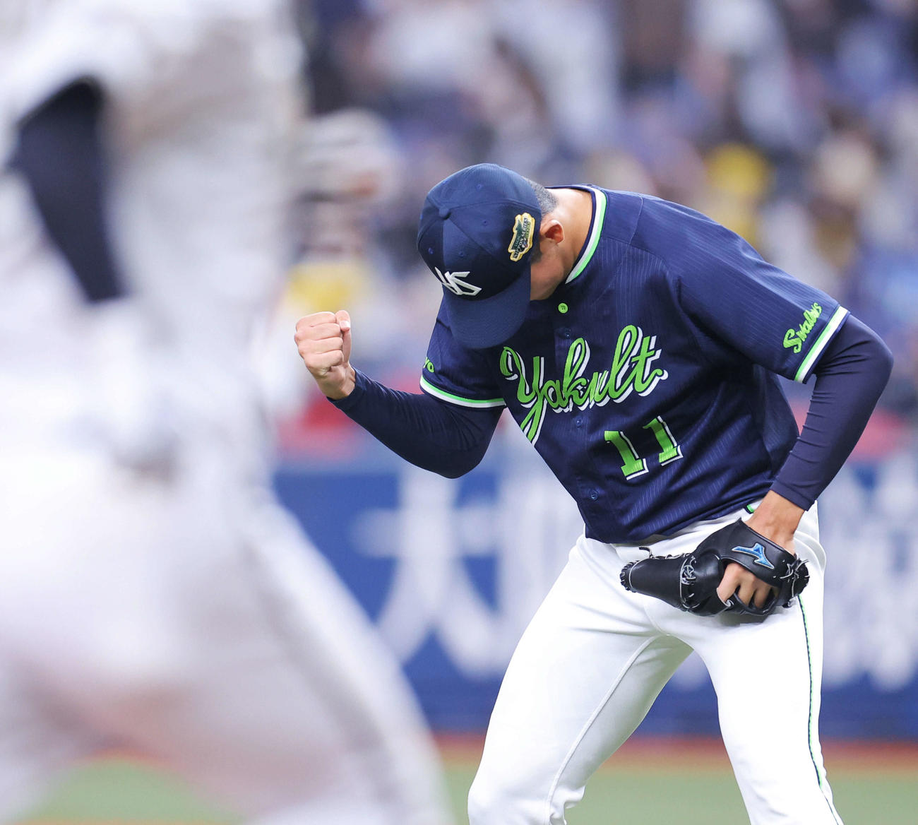 オリックス対ヤクルト　5回裏オリックス2死一、二塁、吉田正を中飛に抑え、力強くガッツポーズする奥川（撮影・河田真司）