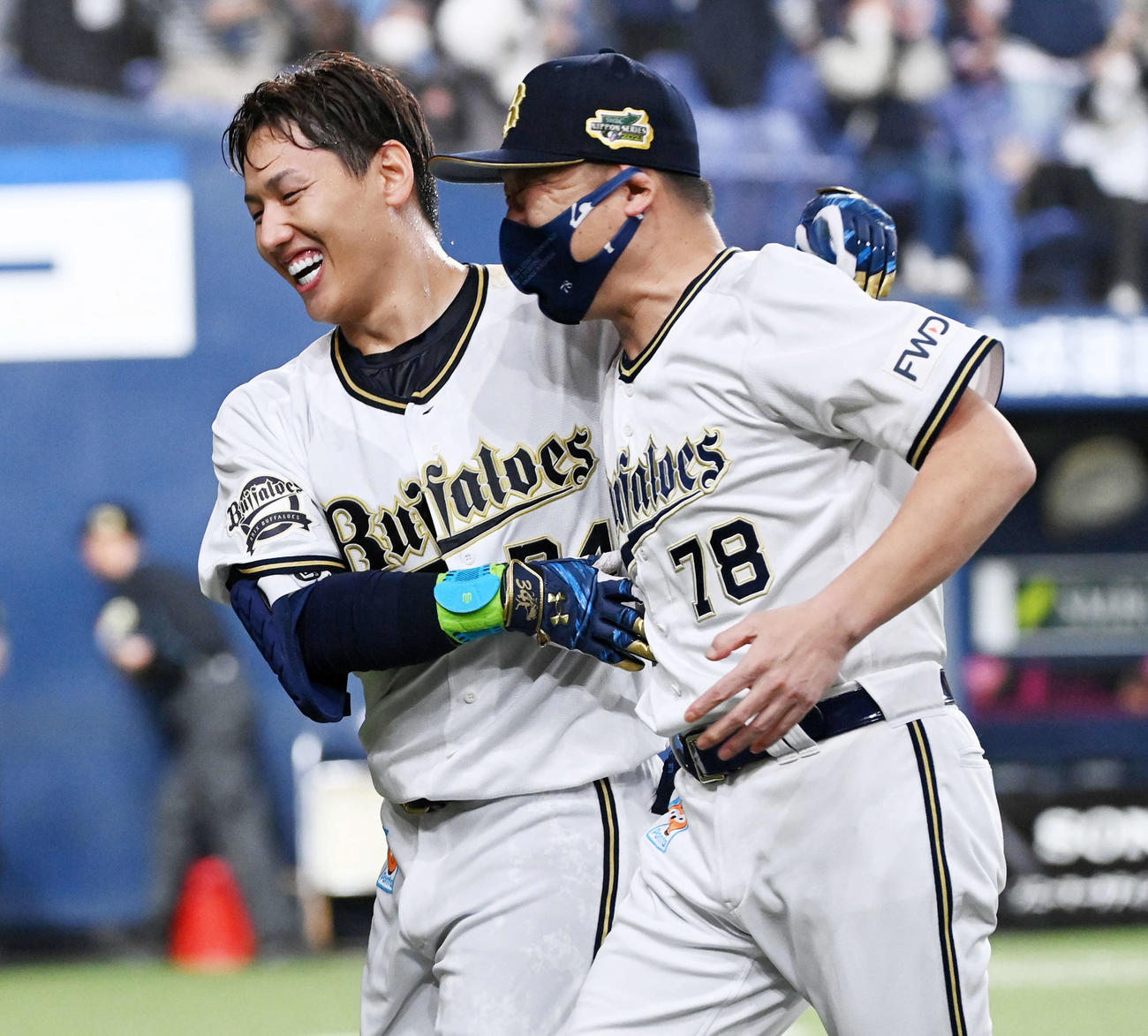 オリックス対ヤクルト　9回裏オリックス無死一、二塁、吉田正（左）はサヨナラの適時打を放ち中嶋監督の祝福を受ける（撮影・前岡正明）