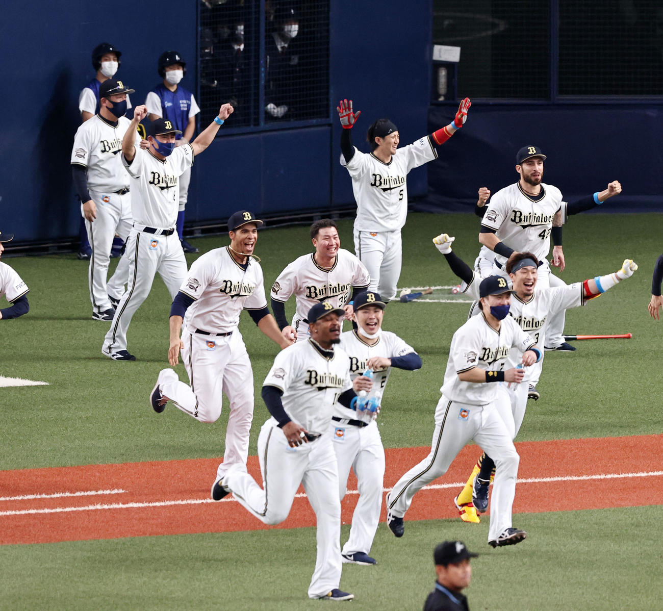 オリックス対ヤクルト　9回裏オリックス無死一、二塁、サヨナラ中前適時打を放った吉田正のもとへ駆け寄る中嶋監督（左から2人目）らナインたち（撮影・加藤哉）
