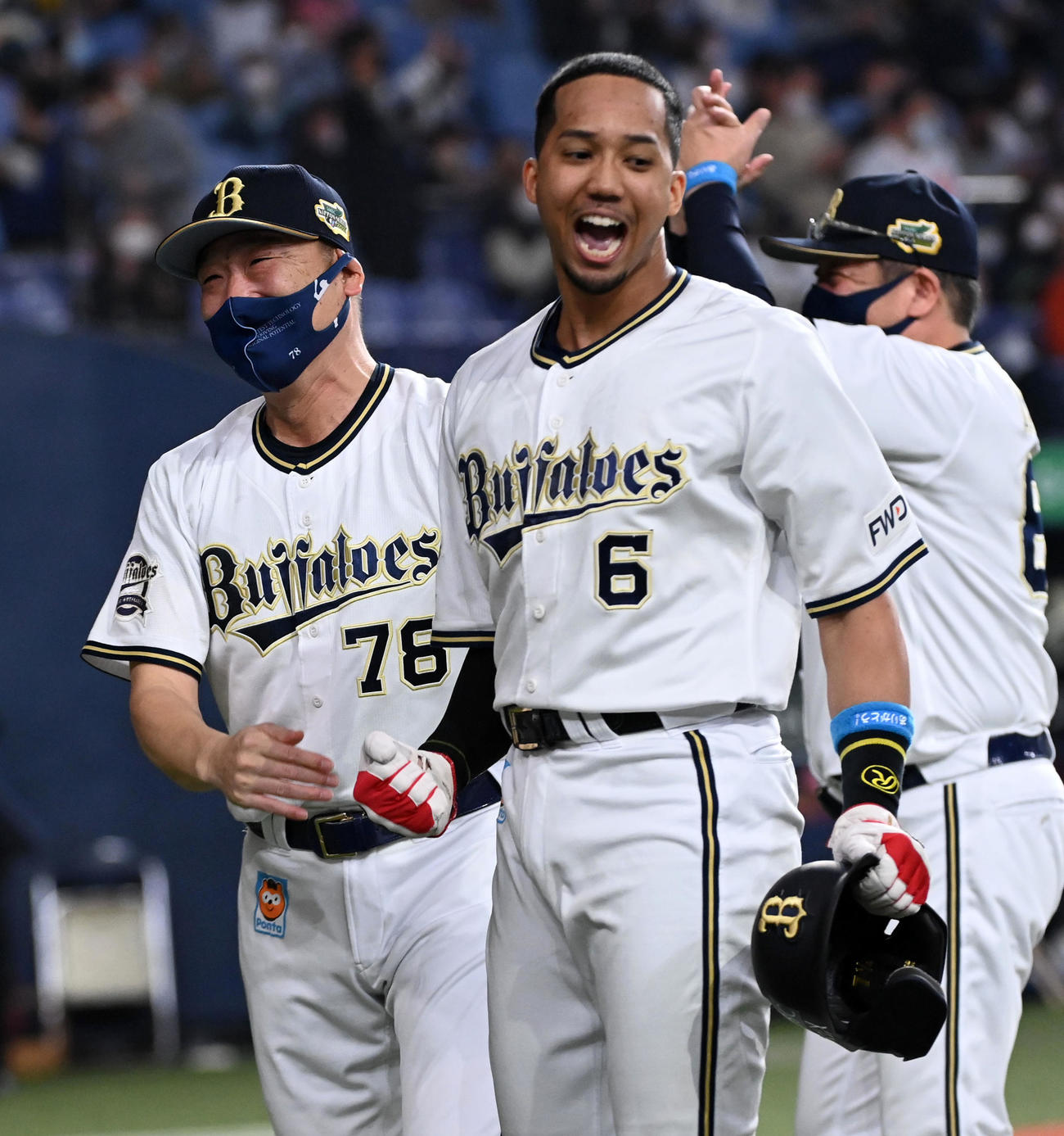 オリックス対ヤクルト　宗（右）を笑顔で迎える中嶋監督（撮影・前岡正明）