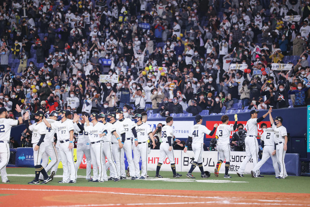 オリックス対ヤクルト　ヤクルトにサヨナラ勝利し、ナインを迎えるオリックス中嶋監督（右）（撮影・河田真司）
