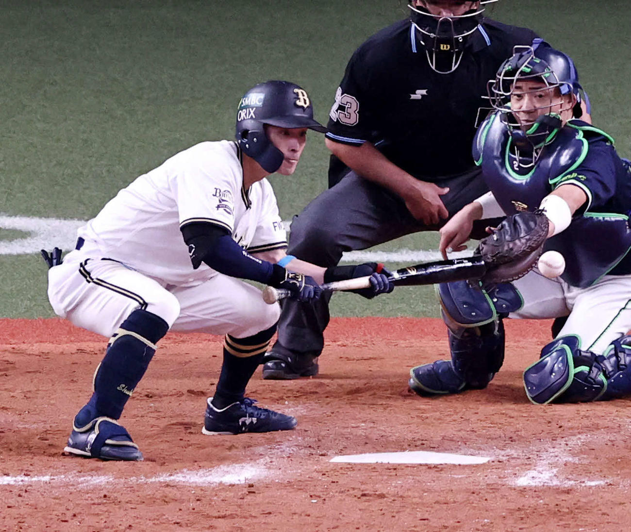 オリックス対ヤクルト　9回裏オリックス無死一、二塁、福田はバントで野選を誘う（撮影・加藤哉）