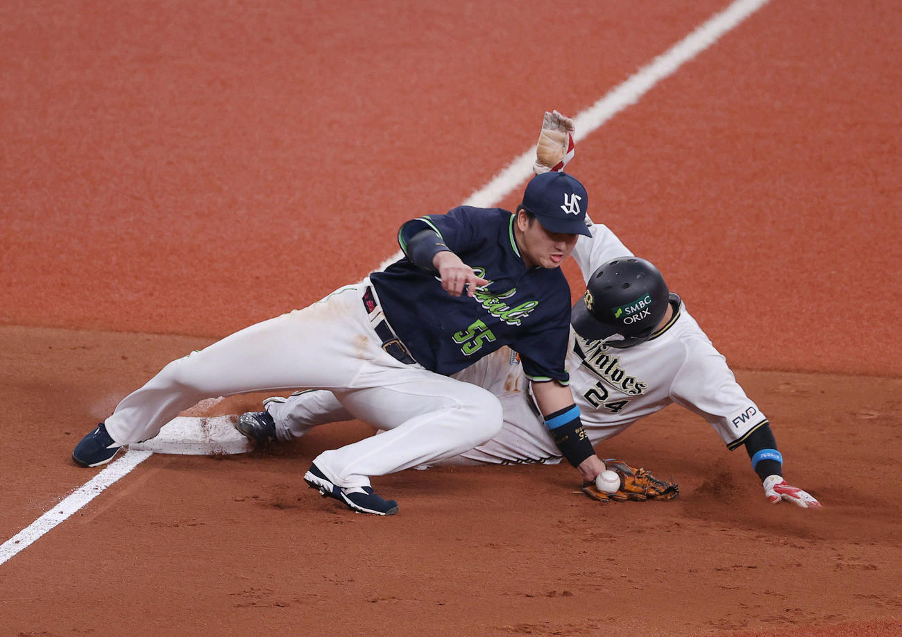 オリックス対ヤクルト　9回裏オリックス無死一、二塁、福田のバントを処理したマクガフが三塁へ送球するもセーフで野選となる。三塁手村上、走者紅林（撮影・前田充）