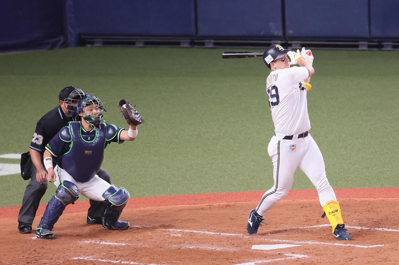 オリックス対ヤクルト　3回裏オリックス2死二塁、空振り三振に倒れた杉本（撮影・足立雅史）