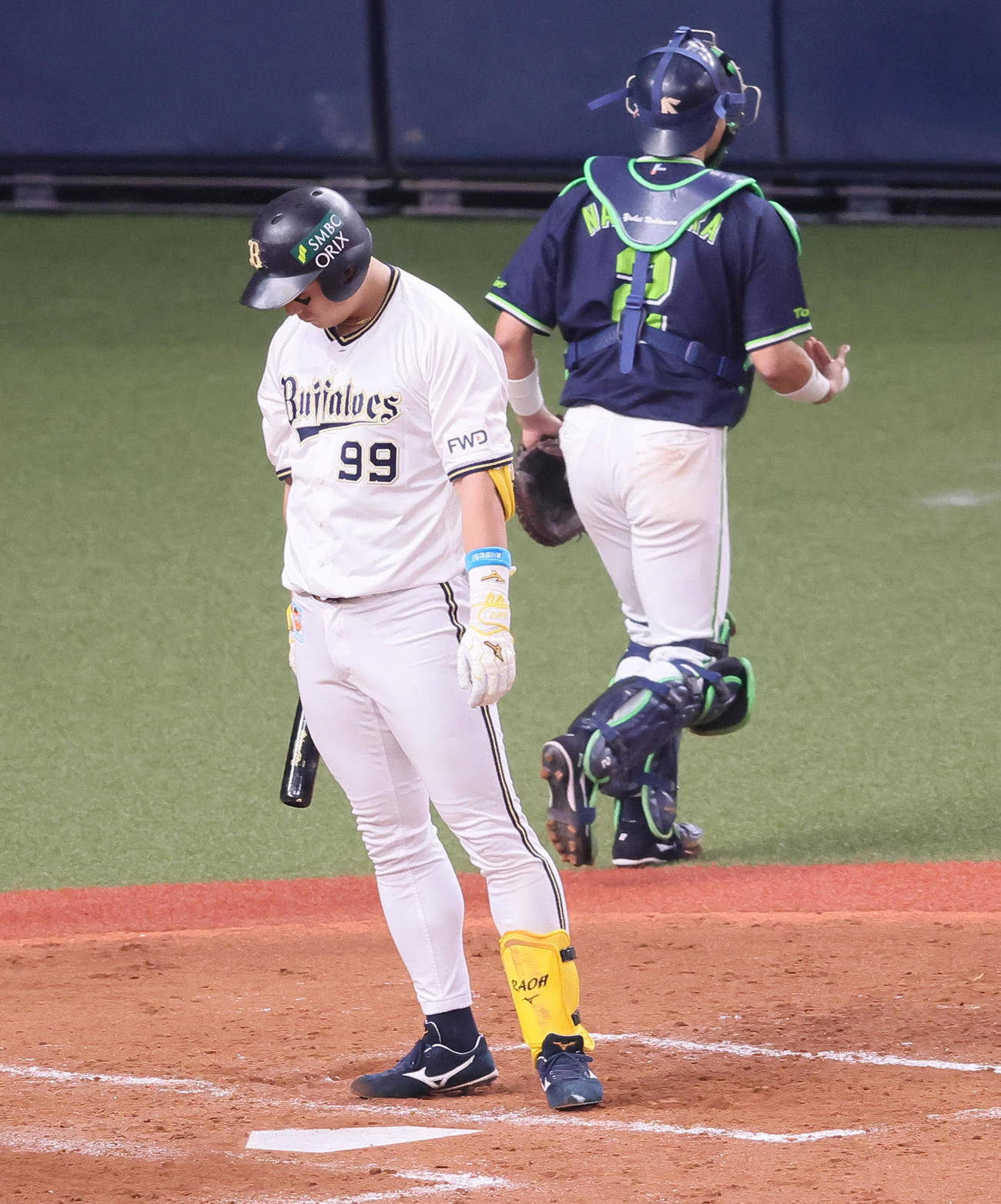オリックス対ヤクルト　3回裏オリックス2死二塁、空振り三振に倒れてうつむく杉本（左）（撮影・足立雅史）