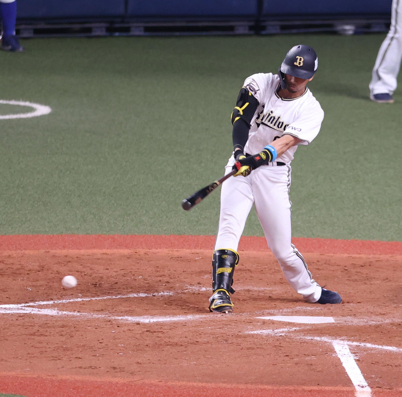 9回裏オリックス無死満塁、中前へ同点2点適時打を放つ宗（撮影・清水貴仁）