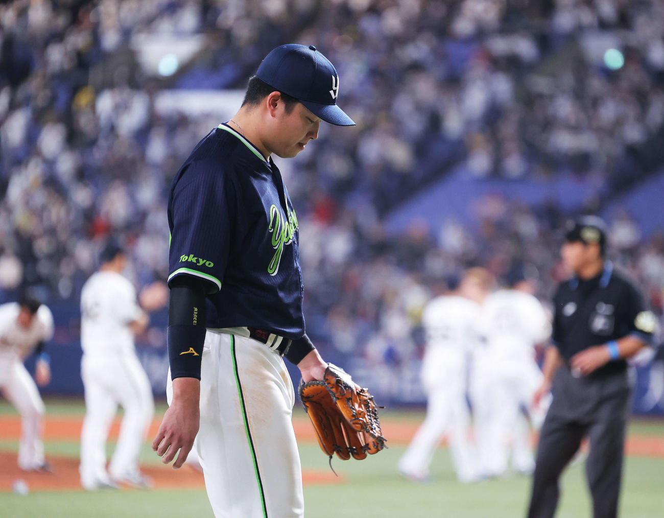 オリックス対ヤクルト　オリックスにサヨナラで敗れ、浮かない表情で引き揚げる村上（撮影・河田真司）