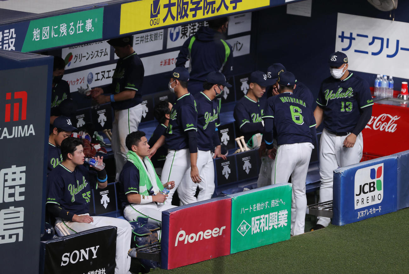 オリックス対ヤクルト　オリックスにサヨナラ負けを喫し、ベンチで厳しい表情を見せる村上（左端）らヤクルトナイン（撮影・前田充）
