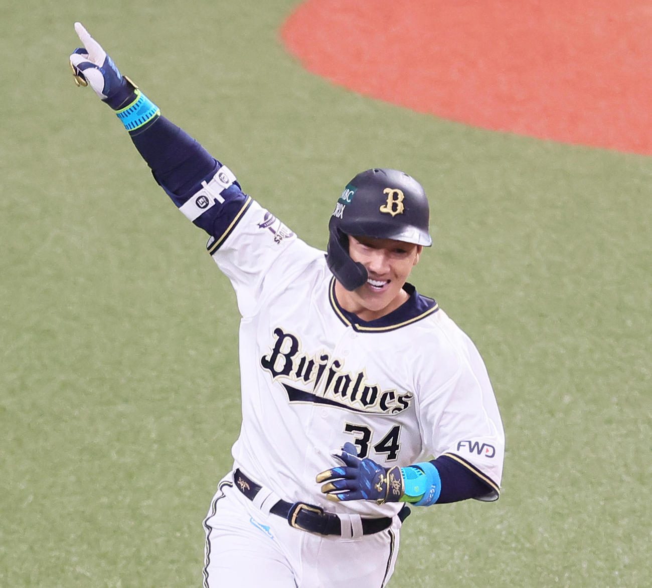 オリックス対ヤクルト　9回裏オリックス無死一、二塁、サヨナラ適時二塁打を放ち手を上げ喜ぶ吉田正（撮影・足立雅史）