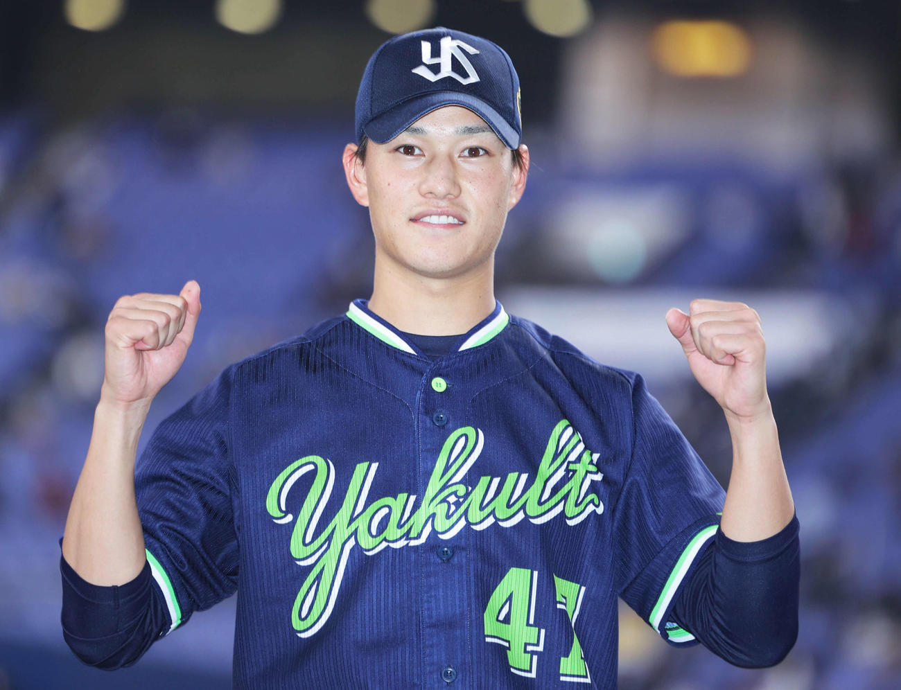 オリックス対ヤクルト　オリックスに完封勝利し、ガッツポーズで写真に納まるヤクルト高橋（撮影・河田真司）