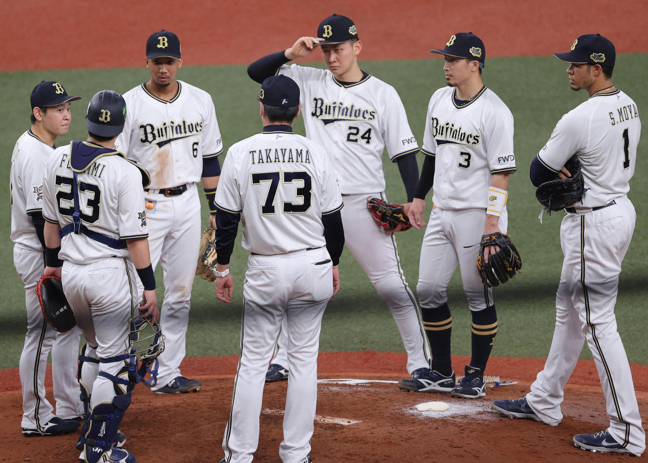 オリックス対ヤクルト　6回表ヤクルト1死一、二塁、ピンチを迎えマウンドに集まる宮城（左端）らオリックスナイン（撮影・前田充）