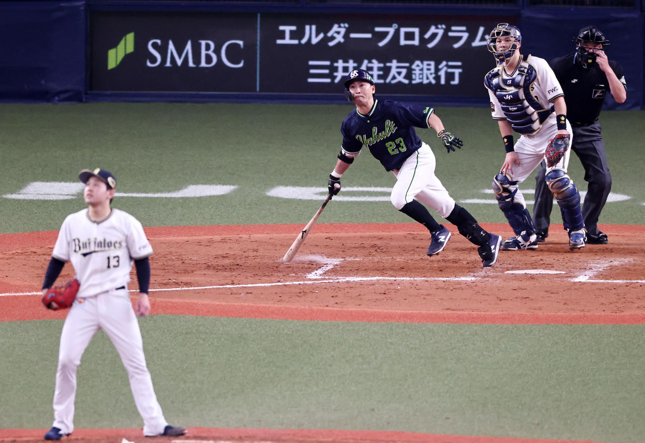 オリックス対ヤクルト　8回表ヤクルト2死一、二塁、青木は中前適時打を放つ。投手宮城（撮影・加藤哉）