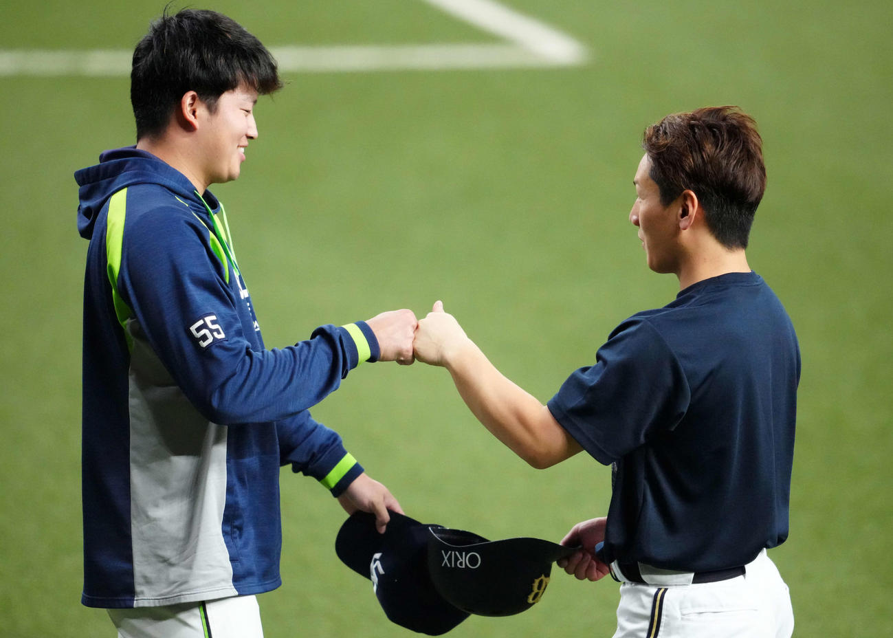 オリックス対ヤクルト　試合前、グータッチをかわすオリックス吉田正（右）とヤクルト村上（撮影・江口和貴）