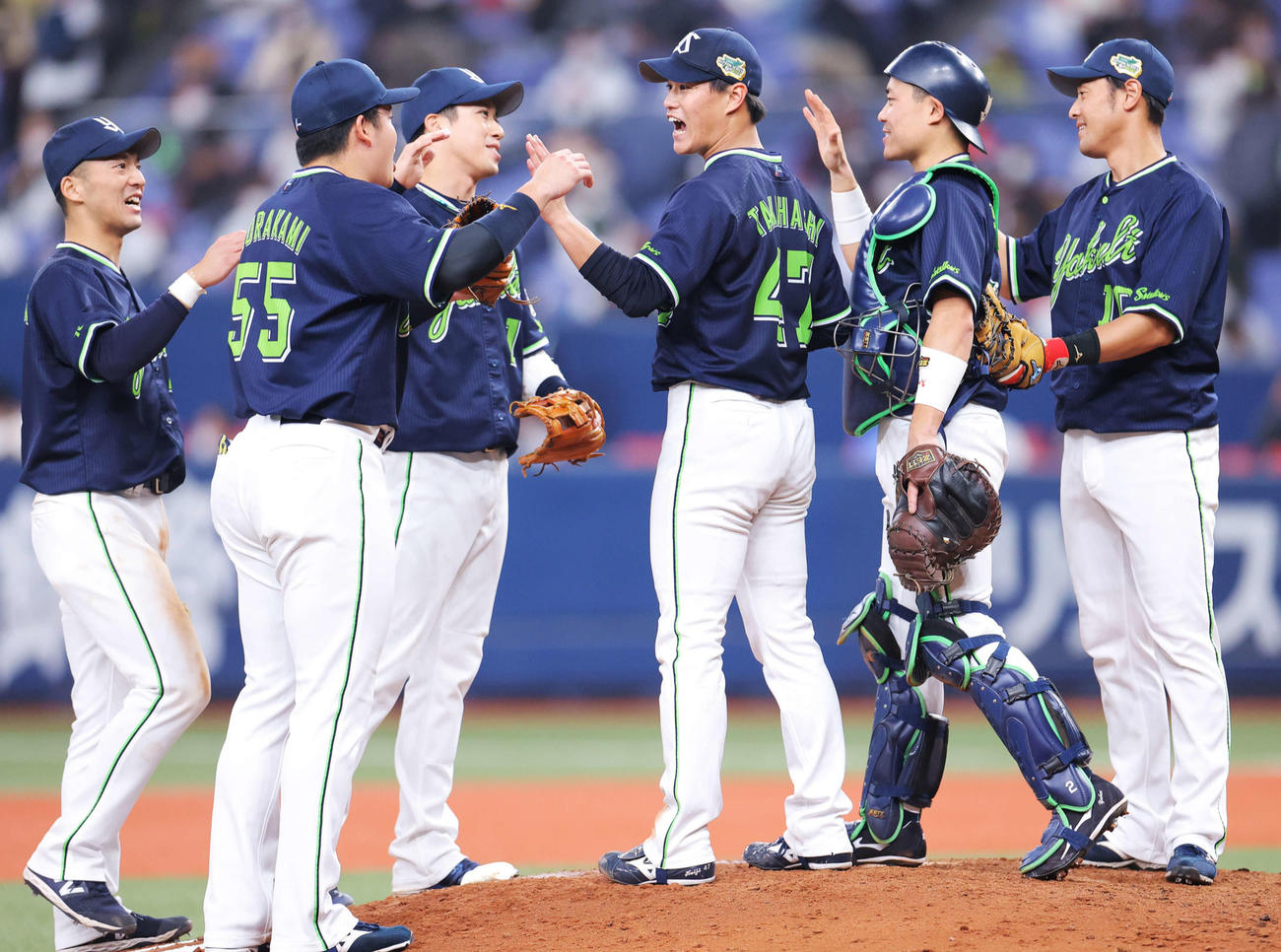 オリックス対ヤクルト　オリックスに完封勝利し、ナインに迎えられる高橋（中央）（撮影・河田真司）