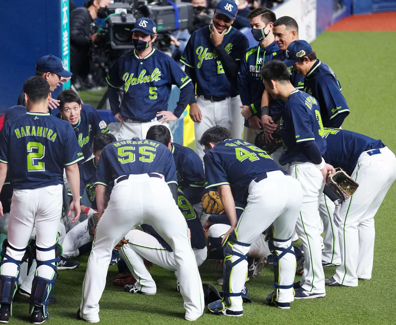 オリックス対ヤクルト　試合前、円陣で肩を組もうと伝えるヤクルト青木（左端）（撮影・江口和貴）