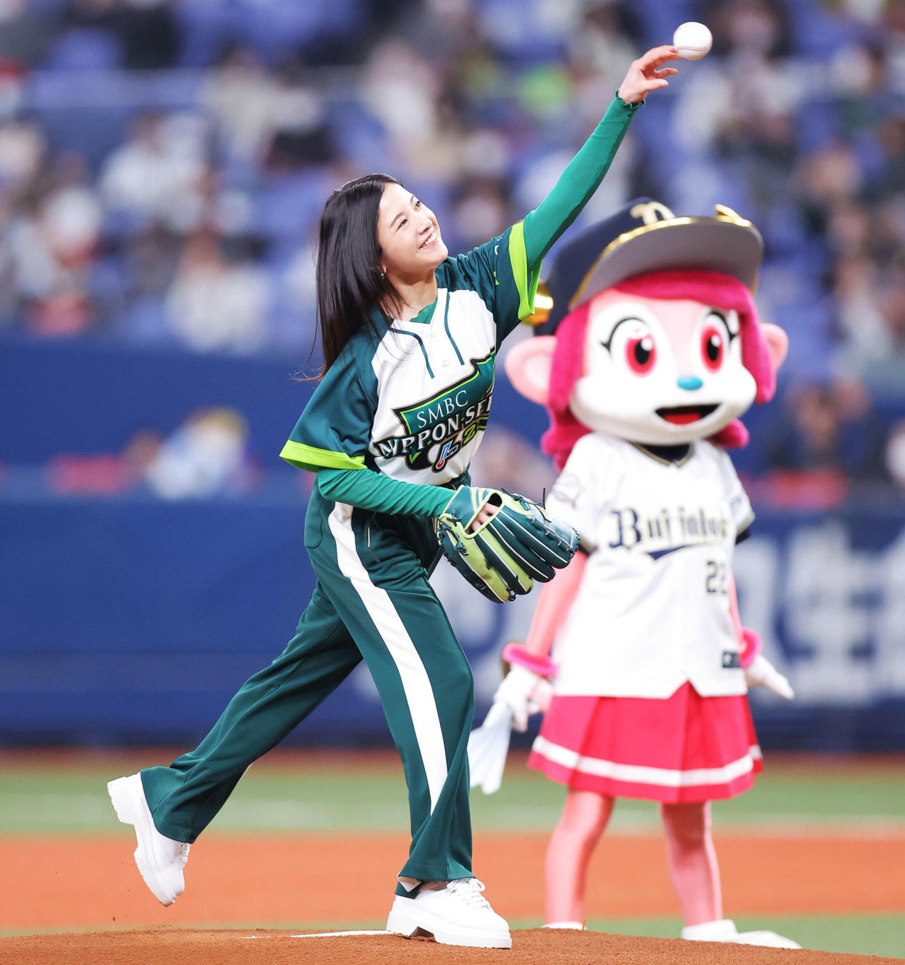 オリックス対ヤクルト　試合開始前、始球式に臨む吉高由里子（撮影・河田真司）