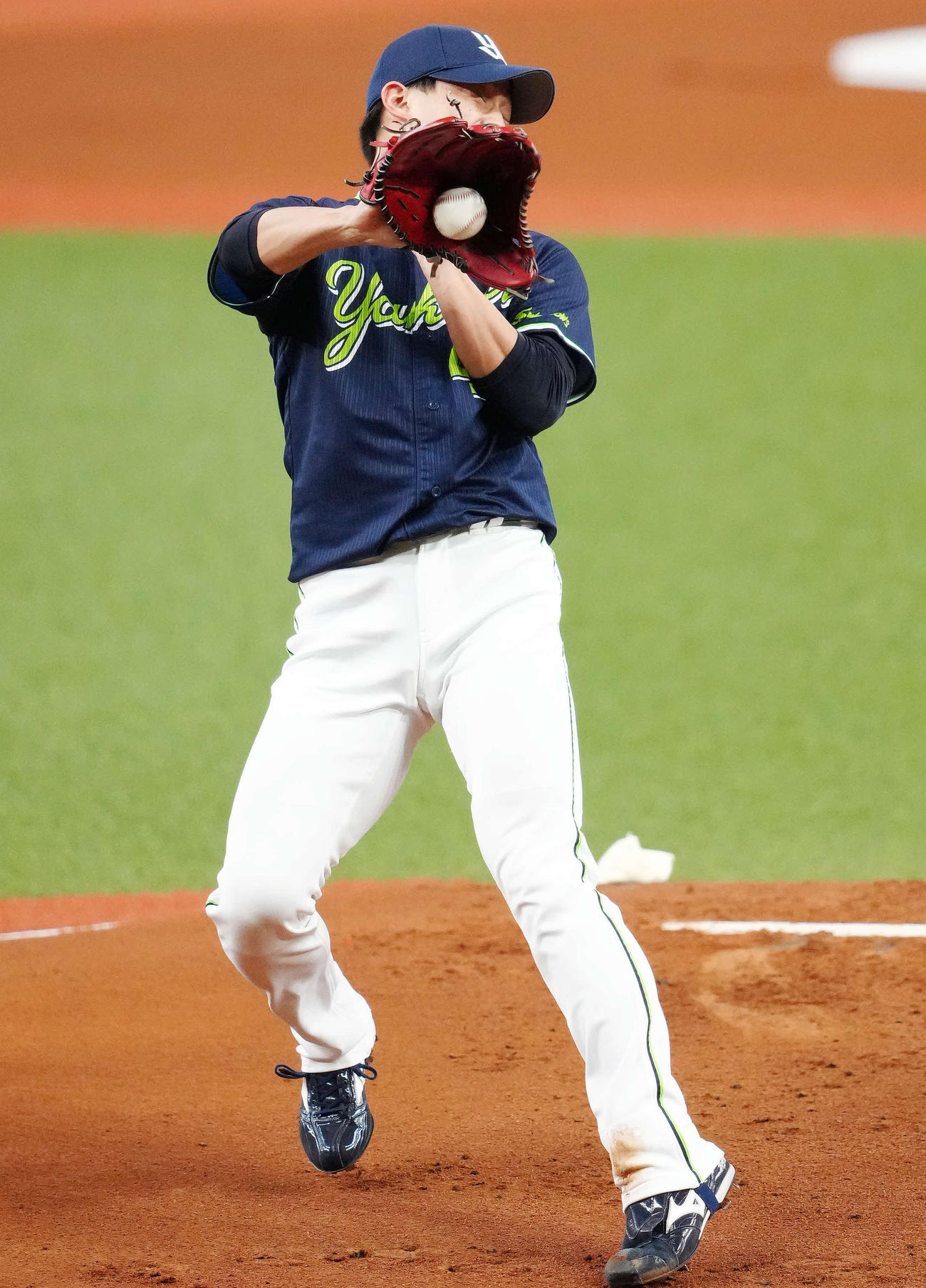 オリックス対ヤクルト　1回裏オリックス無死、福田の打球を捕球し投直とする高橋（撮影・江口和貴）