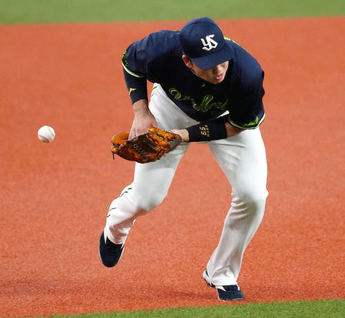 オリックス対ヤクルト　3回裏オリックス無死、安達の打球を処理できず内野安打を許す三塁手の村上（撮影・江口和貴）