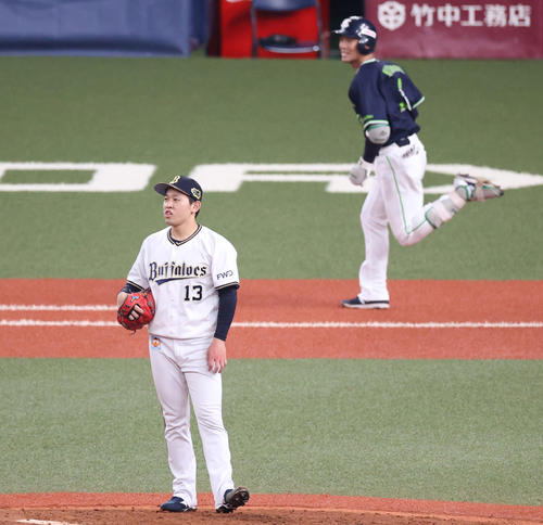 オリックス対ヤクルト　6回表ヤクルト1死、西浦に中前打を打たれるオリックス宮城（撮影・清水貴仁）