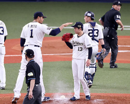 オリックス対ヤクルト　6回表ヤクルト1死一、二塁、ピンチを背負った宮城はモヤ（左）から声をかけられ頭を触られる（撮影・加藤哉）