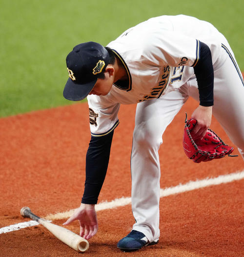 オリックス対ヤクルト　6回表終了後、ヤクルト青木のバットを拾うオリックス先発の宮城（撮影・江口和貴）