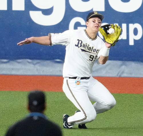 オリックス対ヤクルト　7回表ヤクルト1死一塁、右飛となったサンタナの打球を好捕する杉本（撮影・江口和貴）