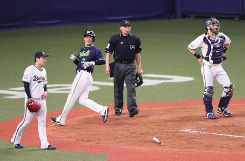 オリックス対ヤクルト　8回表ヤクルト2死一、二塁、青木に中前適時打を浴び西浦（中央左）の生還を許しぼうぜんとする宮城（左端）と伏見（撮影・足立雅史）