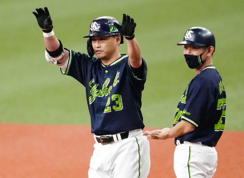 オリックス対ヤクルト　8回表ヤクルト2死一、二塁、先制適時打を放ちベンチに向かいポーズを決める青木（左）（撮影・江口和貴）