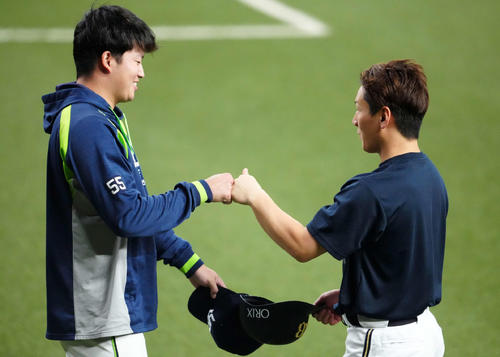 オリックス対ヤクルト　試合前、グータッチをかわすオリックス吉田正（右）とヤクルト村上（撮影・江口和貴）