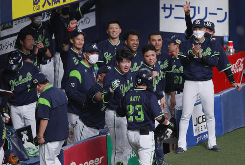 オリックス対ヤクルト　8回表ヤクルト2死一、二塁、先制の中前適時打を放った青木（手前中央）を迎える村上（同左）らヤクルトナイン（撮影・前田充）