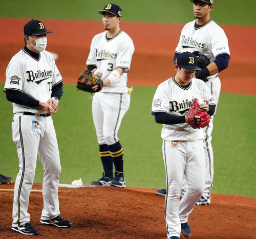8回表途中、降板するオリックス先発の宮城（右から2人目）（撮影・江口和貴）