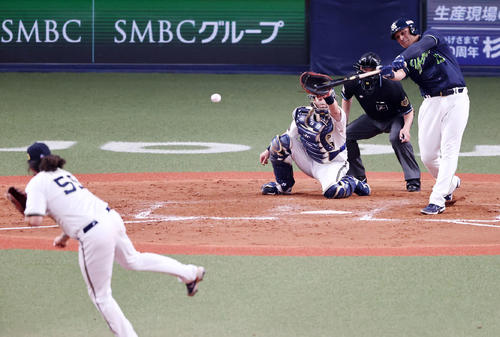 オリックス対ヤクルト　9回表ヤクルト2死二塁、オスナは右前打を放つ。投手バルガス（撮影・加藤哉）